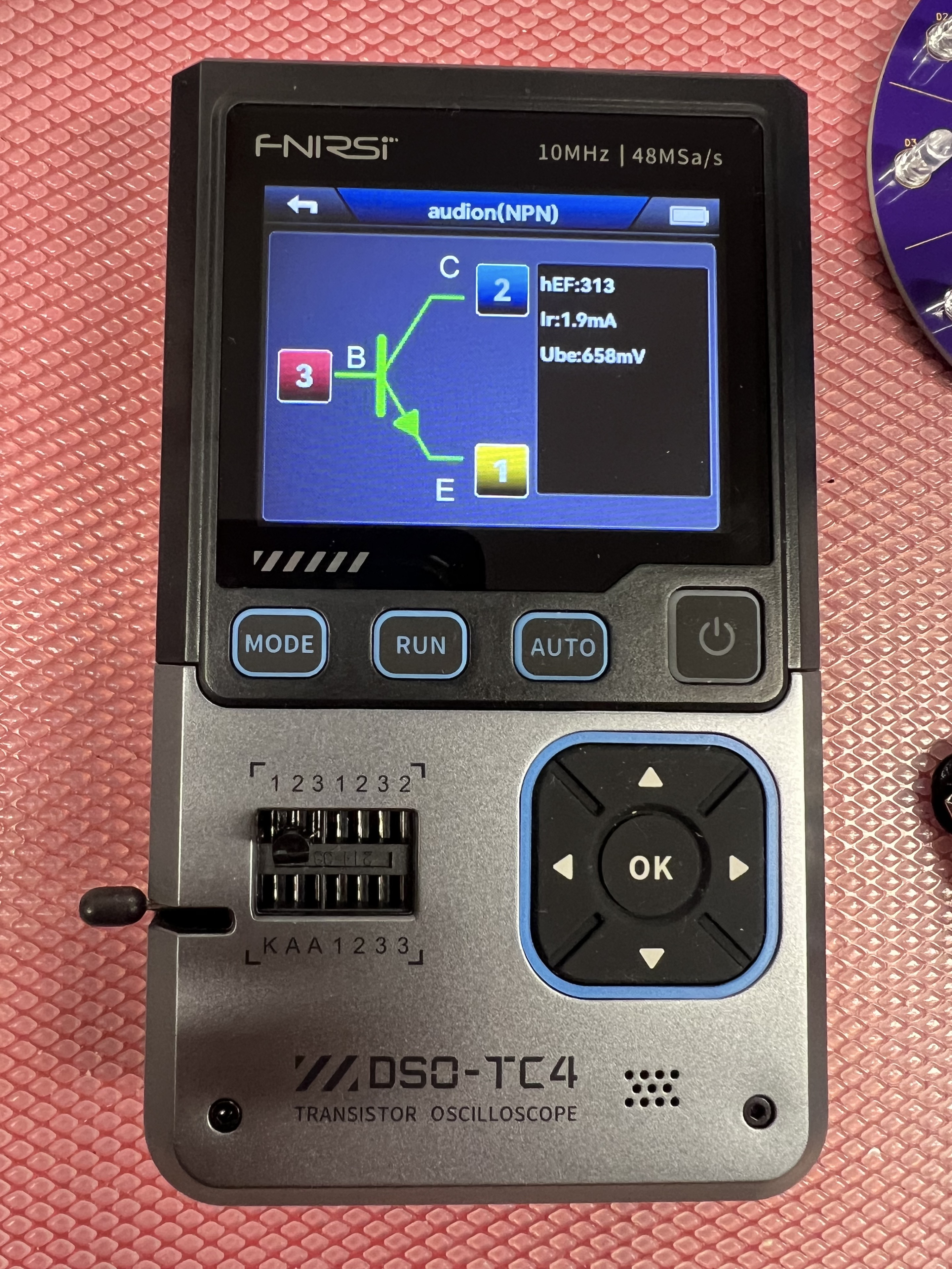 The DSO-TC4 identifying an NPN transistor and showing hFE, leakage, and base-emitter voltage
