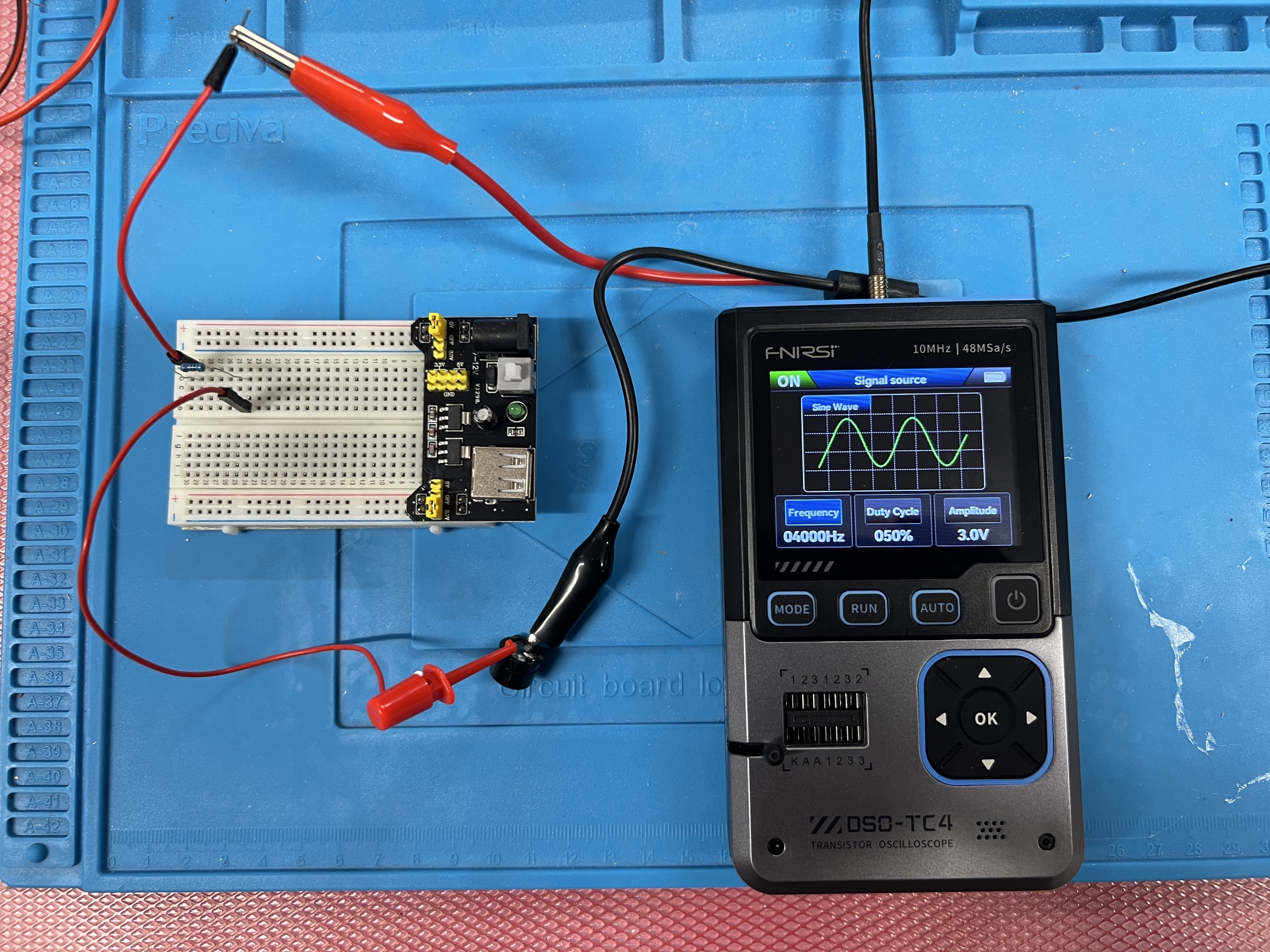 The DSO-TC4 signal source screen showing a generated sine wave